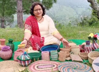 पीरूल की पत्तियों को खूबसूरत कलाकृतियों में ढाल रही है पहाड़ की बेटी मंजू शाह,वोकल फॉर लोकल के जरिए पहाड़ को बना रही आत्मनिर्भर