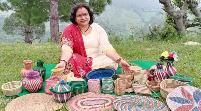 पीरूल की पत्तियों को खूबसूरत कलाकृतियों में ढाल रही है पहाड़ की बेटी मंजू शाह,वोकल फॉर लोकल के जरिए पहाड़ को बना रही आत्मनिर्भर