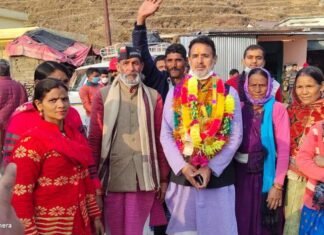 यूकेडी में शामिल होने के बाद श्रीनगर विधानसभा के भ्रमण पर निकले मोहन काला,ग्रामीणों ने कहा अब की बार यूकेडी की सरकार