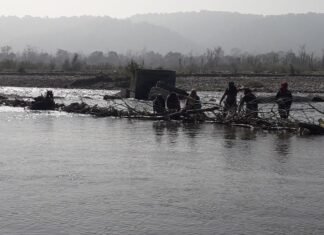 राजाजी टाइगर रिजर्व से सटे साहब नगर के बाशिंदे,विकास से है कोसों दूर,तटबंध को लेकर है आंदोलनरत
