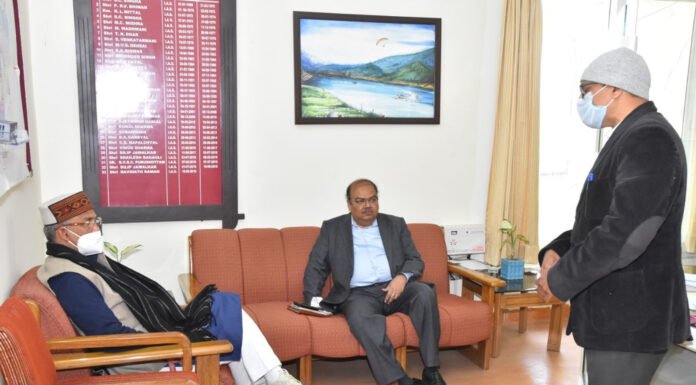 एक्शन में त्रिवेंद्र रावत,अचानक पहुंचे गढ़वाल कमिश्नर कैम्प कार्यालय,गैरहाजिर अधिकारियों के वेतन रोकने के दिए आदेश