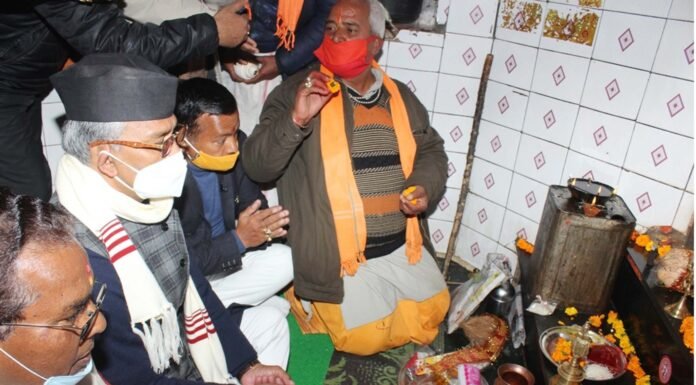 मुख्यमंत्री त्रिवेंद रावत ने चितई गोलू देवता मन्दिर में पूजाअर्चना,पौड़ी आते समय चौखुटिया में प्रस्तावित हवाई पट्टी का किया हवाई निरीक्षण