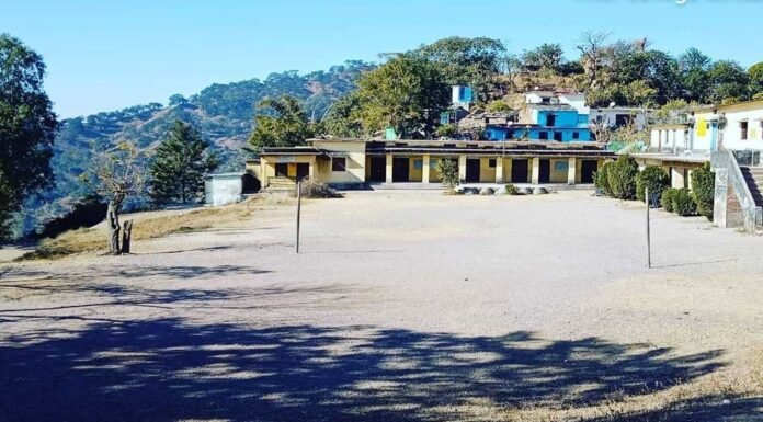 पौड़ी गढ़वाल के किमसार स्थित जनता इंटर कॉलेज में प्रबंधन समिति के गठन न होने से छात्रों का भविष्य अधर में स्कूल भवन भी हुआ जर्जर