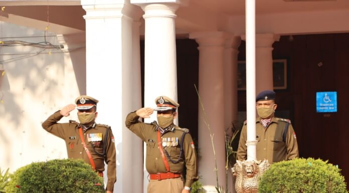 गणतंत्र दिवस पर डीजीपी उत्तराखंड ने पुलिस कर्मियों को किया सम्मानित,कहा पीड़ितों,महिलाओं,गरीब व कमजोर वर्ग के लोगों को सुरक्षा और न्याय दिलाना हमारा कर्तव्य