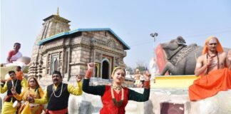 गणतंत्र दिवस परेड में शामिल होने वाली 17 राज्यों की झांकी के साथ उत्तराखंड के कलाकारों ने पांरपरिक वेशभूषा में दी प्रस्तुति,लोगों ने कहा जय बाबा केदार