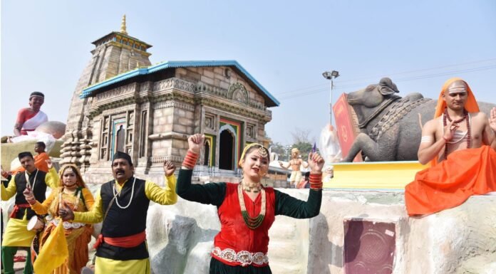 गणतंत्र दिवस परेड में शामिल होने वाली 17 राज्यों की झांकी के साथ उत्तराखंड के कलाकारों ने पांरपरिक वेशभूषा में दी प्रस्तुति,लोगों ने कहा जय बाबा केदार