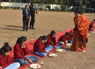 राज्यपाल बेबी रानी मौर्य ने राजभवन में बच्चों के लिए किया खिचड़ी कार्यक्रम का आयोजन