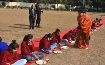 राज्यपाल बेबी रानी मौर्य ने राजभवन में बच्चों के लिए किया खिचड़ी कार्यक्रम का आयोजन