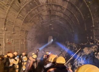 चमोली आपदा प्रभावित क्षेत्रों में राहत एवं बचाव कार्य को लेकर गढ़वाल मंडल आयुक्त ने की बैठक,अभी तक 56 शव एवं 22 मानव अंग बरामद