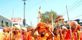 निरंजनी अखाड़ा के रमता पंचों ने जमात के साथ किया कुंभनगरी में प्रवेश मेलाधिकारी दीपक रावत ने किया अभिनन्दन