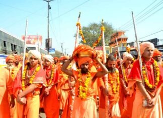 निरंजनी अखाड़ा के रमता पंचों ने जमात के साथ किया कुंभनगरी में प्रवेश मेलाधिकारी दीपक रावत ने किया अभिनन्दन