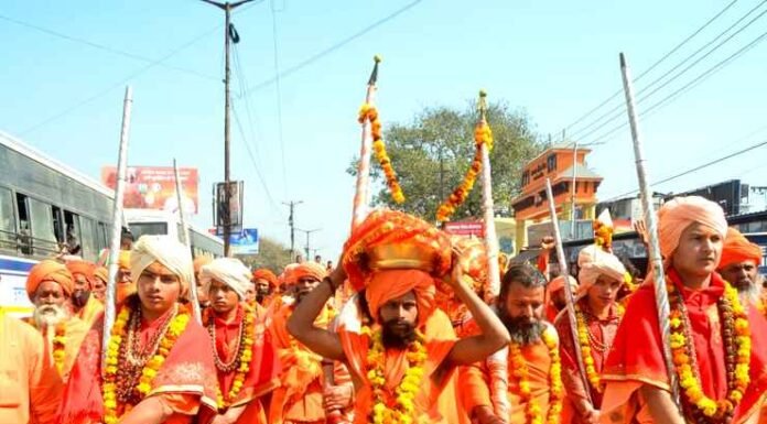 निरंजनी अखाड़ा के रमता पंचों ने जमात के साथ किया कुंभनगरी में प्रवेश मेलाधिकारी दीपक रावत ने किया अभिनन्दन