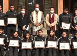 72वें गणतंत्र दिवस पर राजपथ पर उत्तराखण्ड की झांकी में प्रतिभाग करने वाले कलाकारों का मुख्यमंत्री त्रिवेंद्र रावत ने किया सम्मान