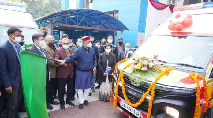 उत्तराखंड में स्वास्थ्य सेवाएं होंगी और बेहतर मुख्यमंत्री ने गांधी शताब्दि चिकित्सालय में 132 नई एम्बुलेंस का फ्लैग ऑफ किया