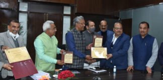 ई-मंत्रीमंडल के लिए उत्तराखण्ड को मिले 18 वें सीएसआई एसआईजी ई-गवर्नेस अवार्ड 2020 को मुख्यमंत्री को सौंपा गया