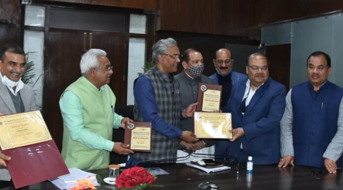 ई-मंत्रीमंडल के लिए उत्तराखण्ड को मिले 18 वें सीएसआई एसआईजी ई-गवर्नेस अवार्ड 2020 को मुख्यमंत्री को सौंपा गया