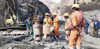 तपोवन टनल के अंदर पाइप बिछाने का काम शुरू,पंप से निकाला जा रहा सुरंग से पानी,चमोली डीएम ने रेस्क्यू टीमों के साथ किया निरीक्षण