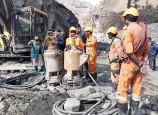 तपोवन टनल के अंदर पाइप बिछाने का काम शुरू,पंप से निकाला जा रहा सुरंग से पानी,चमोली डीएम ने रेस्क्यू टीमों के साथ किया निरीक्षण