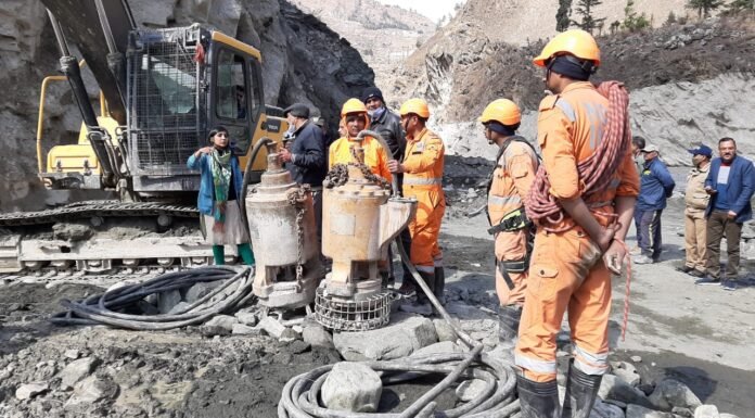 तपोवन टनल के अंदर पाइप बिछाने का काम शुरू,पंप से निकाला जा रहा सुरंग से पानी,चमोली डीएम ने रेस्क्यू टीमों के साथ किया निरीक्षण