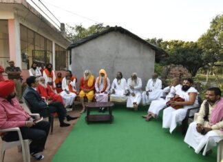 मेलाधिकारी दीपक रावत पहुंचे श्री पंच निर्मोही अनि अखाड़ा,साधु-संतों से कहा,कुंभ में मिलेगी हर सुविधा