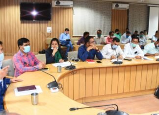 मेलाधिकारी दीपक रावत ने अधिकारियों से साथ की समीक्षा बैठक,कुंभ क्षेत्र में साफ-सफाई रखने के दिए निर्देश