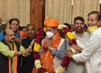 मुख्यमंत्री बनने के बाद पहली बार दिल्ली पहुंचे तीरथ सिंह रावत,पहाड़वासियों ने किया भव्य स्वागत