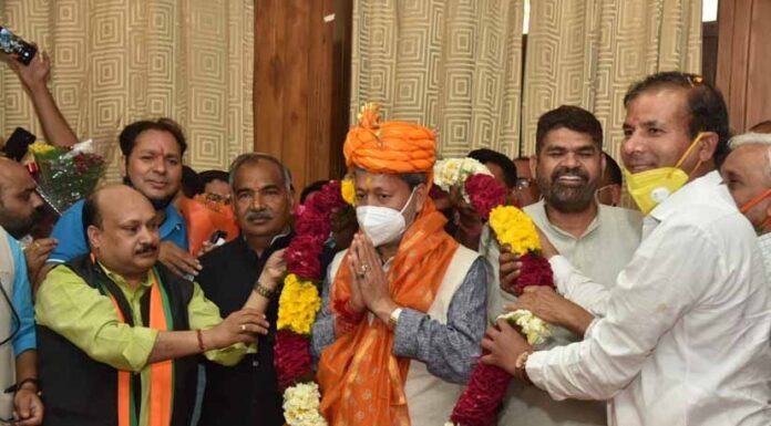 मुख्यमंत्री बनने के बाद पहली बार दिल्ली पहुंचे तीरथ सिंह रावत,पहाड़वासियों ने किया भव्य स्वागत