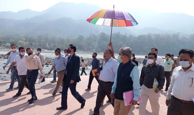 मुख्य सचिव ओम प्रकाश ने स्वर्गाश्रम और ऋषिकेश,लक्ष्मणझूला में कुम्भ मेले की तैयारी का लिया जायजा