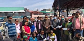 मसूरी के शिफन कोट के 17 परिवारों को काबीना मंत्री गणेश जोशी ने प्रदान किए मुख्यमंत्री विवेकाधीन कोष के चेक