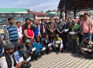 मसूरी के शिफन कोट के 17 परिवारों को काबीना मंत्री गणेश जोशी ने प्रदान किए मुख्यमंत्री विवेकाधीन कोष के चेक