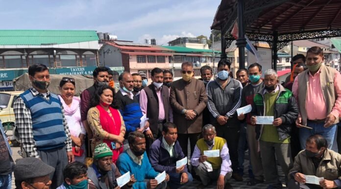 मसूरी के शिफन कोट के 17 परिवारों को काबीना मंत्री गणेश जोशी ने प्रदान किए मुख्यमंत्री विवेकाधीन कोष के चेक