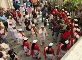 उत्तराखंड में छाया होली का खुमार, कैबिनेट मंत्री गणेश जोशी ने होलियारों संग खेली होली