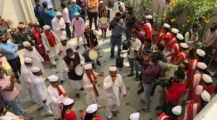 उत्तराखंड में छाया होली का खुमार, कैबिनेट मंत्री गणेश जोशी ने होलियारों संग खेली होली