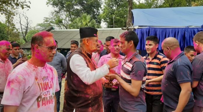 कैबिनेट मंत्री गणेश जोशी ने छावनी क्षेत्र में 12 गढ़वाल राइफल्स के जवानों के साथ मनाई होली