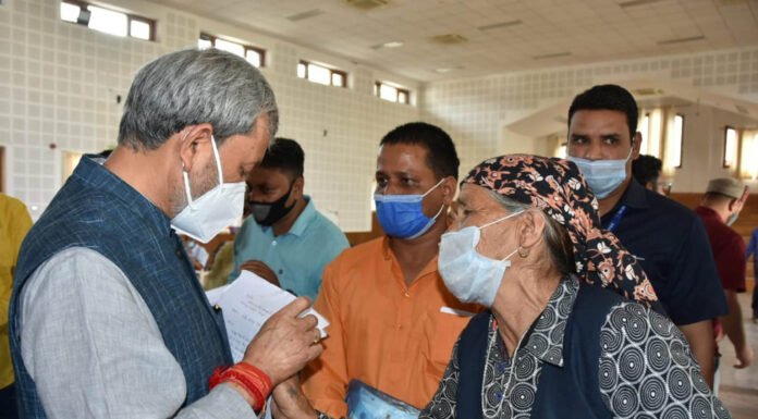 जनता दर्शन हॉल में मुख्यमंत्री तीरथ रावत ने सुनीं जनता की समस्याएं,कहां जनसमस्याओं का समाधान सरकार की सर्वोच्च प्राथमिकता