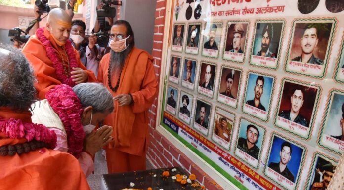 मुख्यमंत्री तीरथ रावत ने एसएमजेएनपीजी कालेज में शौर्य दीवार पर पुष्पांजलि अर्पित कर जवानों को किया नमन