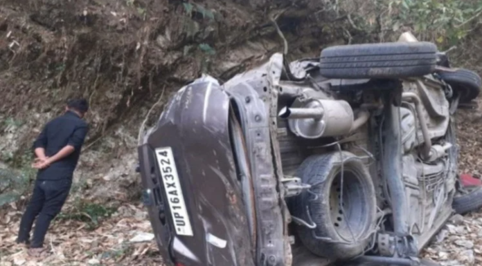 दिल्ली से भिकियासैंण जा रही कार चौड़ीघट्टी क्षेत्र में खाई में गिरी,हादसे में पिता पुत्री की मौके मौत