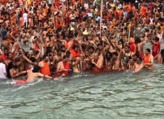 महाकुंभ हरिद्वारः-सोमवती अमावस्या पर दूसरे शाही स्नान पर महाकुंभ में लाखों श्रद्धालुओं ने लगाई आस्था की डुबकी