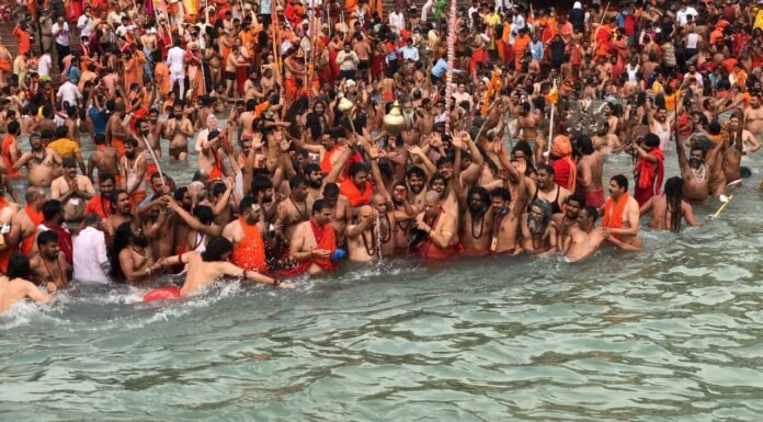 महाकुंभ हरिद्वारः-सोमवती अमावस्या पर दूसरे शाही स्नान पर महाकुंभ में लाखों श्रद्धालुओं ने लगाई आस्था की डुबकी