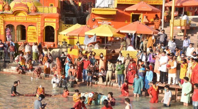 हरिद्वार महाकुंभ स्नान के लिए पहाड़ से आई अलौकिक देव डोलियों ने किया गंगा स्नान