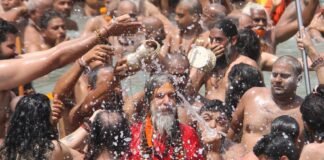 हरिद्वार कुंभ में मेष संक्रांति,बैसाखी के मुख्य शाही स्नान में लाखों ने लगाई आस्था की डुबकी