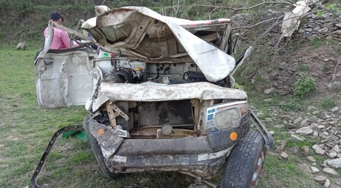 पौड़ी में दर्दनाक हादसा,घोड़ीखाल-निसणी मोटर मार्ग पर बोलेरो खाई में गिरी1व्यक्ति की मौत 4 घायल