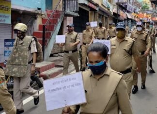 चमोली में पुलिस ने समस्त थाना क्षेत्रों में निकाला कोरोना जनजागरूकता फ्लैग मार्च