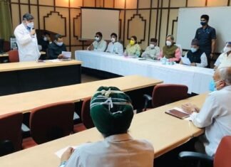 अल्मोड़ा पहुंचे मुख्यमंत्री तीरथ रावत ने अधिकारियों को अस्पतालों में किसी भी स्रोत से नए चिकित्सकों की तैनाती करने के दिए निर्देश