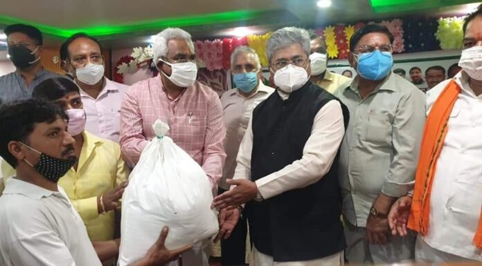 प्रधानमंत्री नरेन्द्र मोदी सरकार के कार्यकाल को सात साल पूर्ण होने पर भाजपा कार्यकर्ताओं ने गांव-गाँव पहुँचकर किए सेवा कार्य