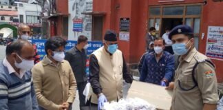 कैबिनेट मंत्री गणेश जोशी ने फ्रंटलाईन वर्करों को बांटी कोविड बचाव सामाग्री