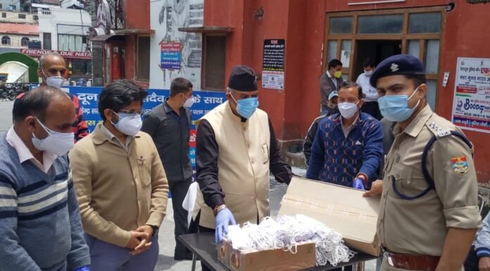 कैबिनेट मंत्री गणेश जोशी ने फ्रंटलाईन वर्करों को बांटी कोविड बचाव सामाग्री