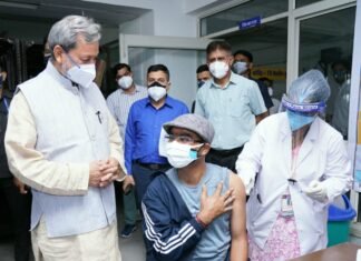 मुख्यमंत्री तीरथ सिंह रावत के निर्देश पर सूचना निदेशालय में,मीडियाकर्मियों के स्वास्थ्य की सुरक्षा के उद्देश्य से हुआ कोविड टीकाकरण