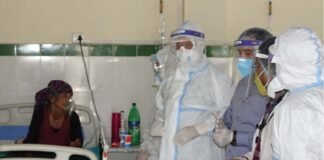 कुमाऊं दौरे पर मुख्यमंत्री तीरथ रावत, जिला चिकित्सालय बागेश्वर में पीपीई किट पहनकर जाना कोविड मरीजों हाल