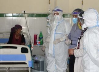 कुमाऊं दौरे पर मुख्यमंत्री तीरथ रावत, जिला चिकित्सालय बागेश्वर में पीपीई किट पहनकर जाना कोविड मरीजों हाल